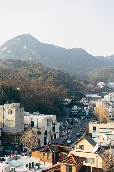 白天近山城市建筑鸟瞰图